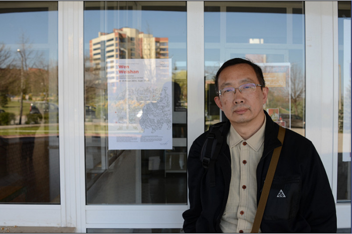 温巍山教授在安纳托鲁大学教授工作室大楼的门前